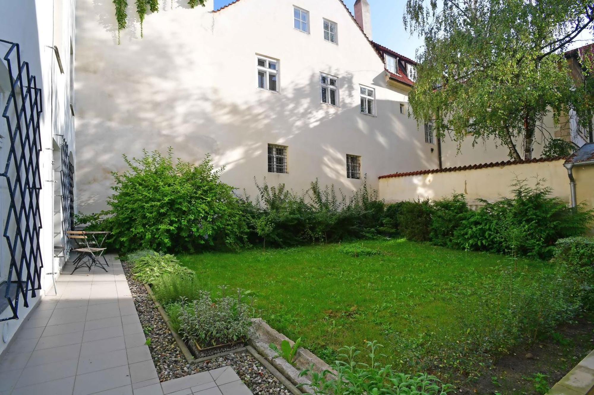 Romantic Apartment Under The Prague Castle Экстерьер фото